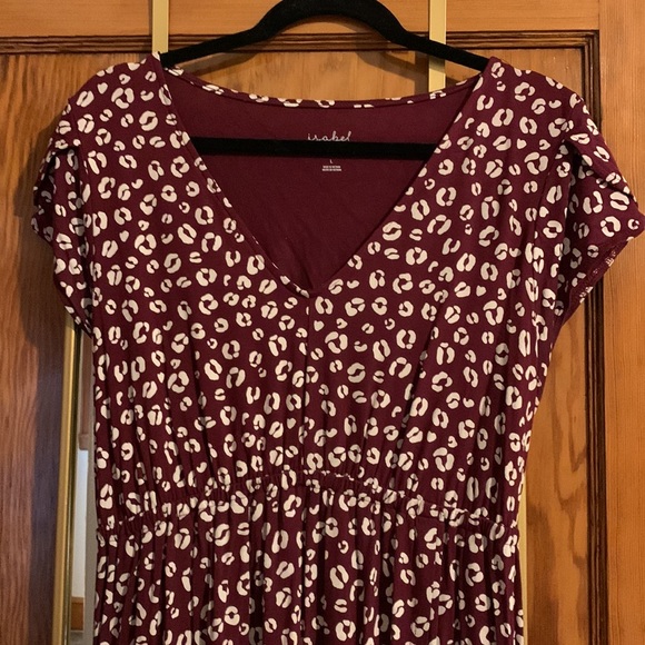 Isabel Maternity Knit Dress, high low hem, short sleeve, burgundy leopard print - Picture 2 of 3